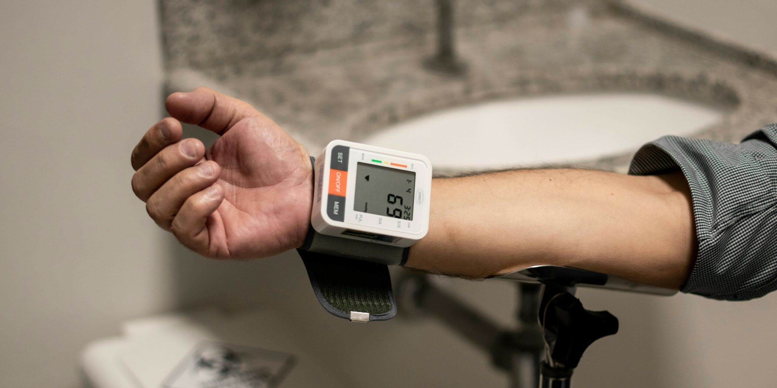 Ciśnieniomierz nadgarstkowy - pomiar