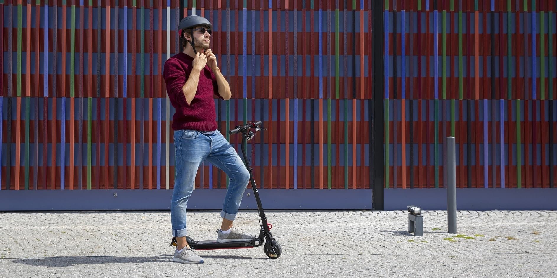 Hulajnoga elektryczna - mężczyzna w kasku