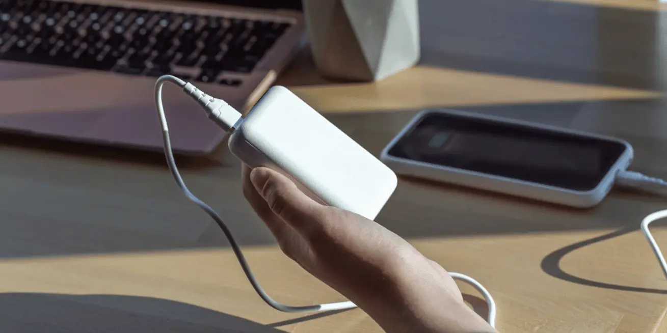 Powerbank - powerbank w dłoni