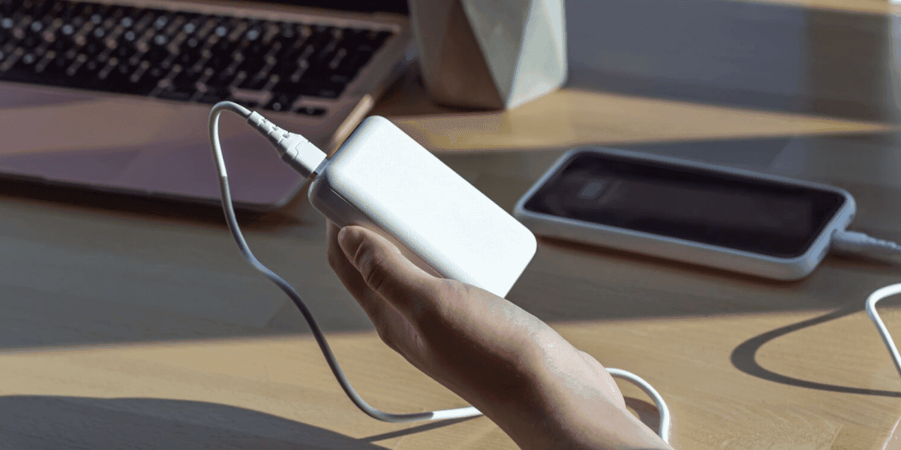 Powerbank - powerbank w dłoni