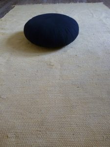 Poduszka do medytacji - idealny prezent dla babci na urodziny