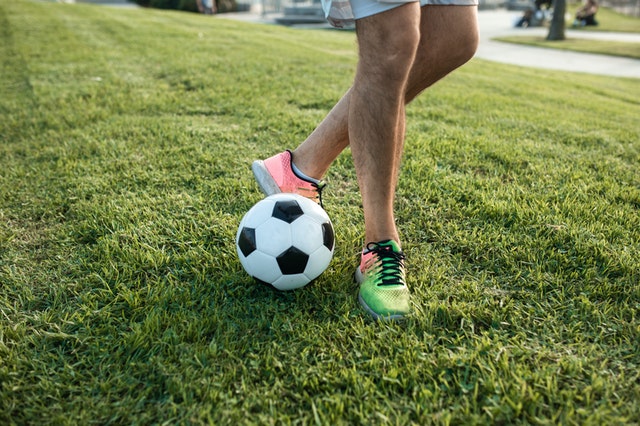 Piłka nożna - prezent dla chłopaka, który uwielbia sporty zespołowe