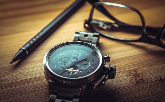 17. Elegancki zegarek dla szwagra - pomysł na prezent świąteczny