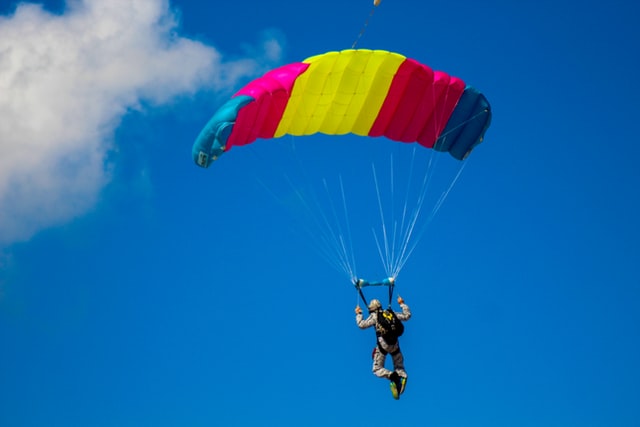 Skok ze spadochronem - pomysł na prezent kawalerski