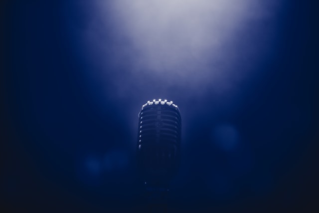 Mikrofon do karaoke - oryginalny prezent na kawalerski