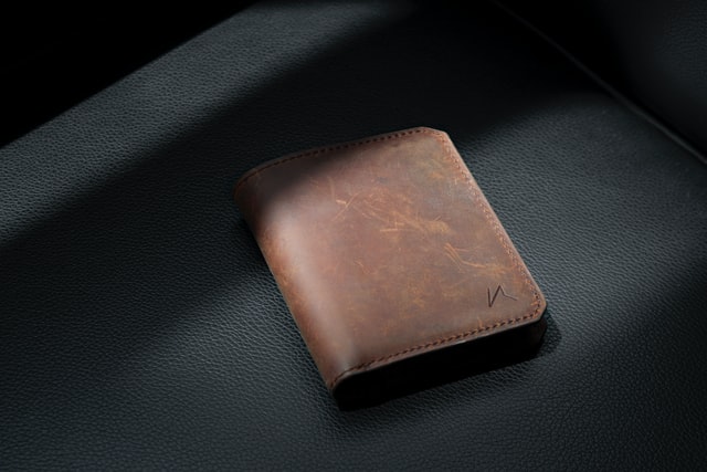 Elegancki portfel - praktyczny prezent na kawalerski