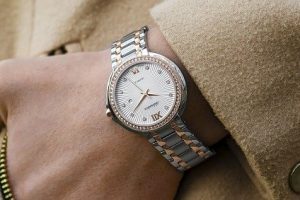 Zegarek z diamentami - prezent na rocznicę związku dla niej