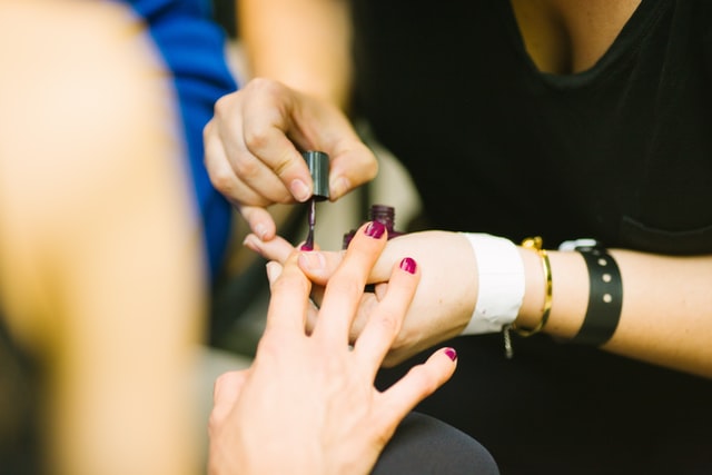 Manicure hybrydowy – prezent na imieniny dla przyjaciółki