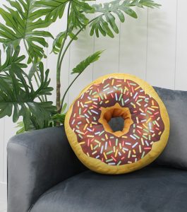 Poduszka donut - śmieszny prezent na parapetówkę