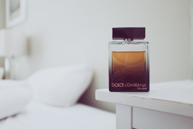 Męskie perfumy – elegancki prezent na imieniny