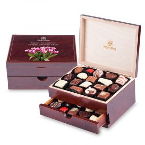 Drewniana szkatułka z czekoladkami - prezent na 50-tkę