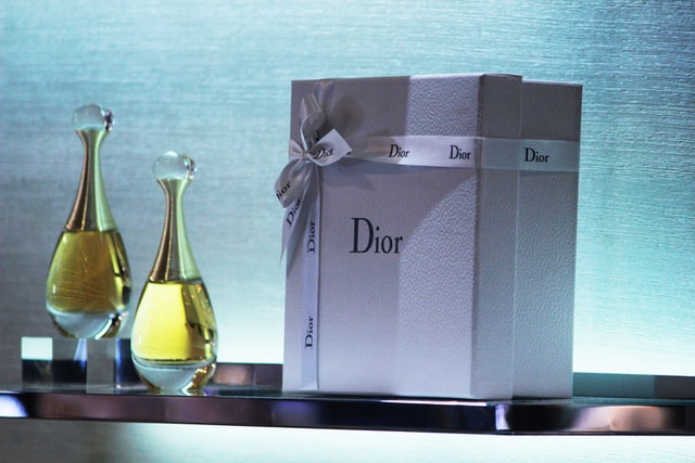 Eleganckie perfumy - prezent na święta dla dziewczyny