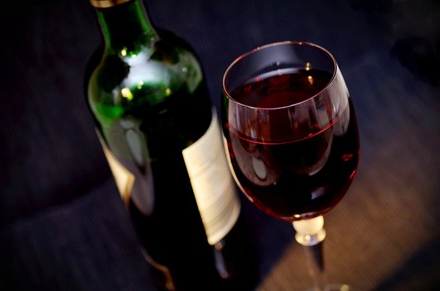 16. Degustacja win i inne przeżycia jako oryginalne prezenty dla rodziców na ślub