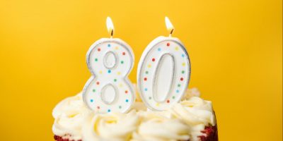 24 pomysły na prezent na 80. urodziny w 2022