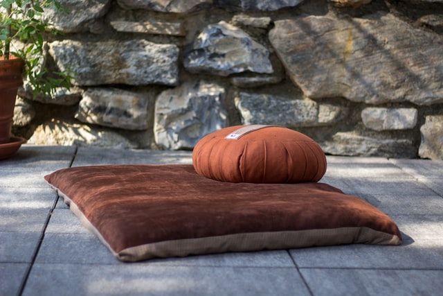 Poduszka medytacyjna - oryginalny prezent dla emerytki