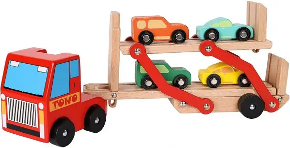 Drewniany samochodzik - pomysł na prezent dla 3-latka