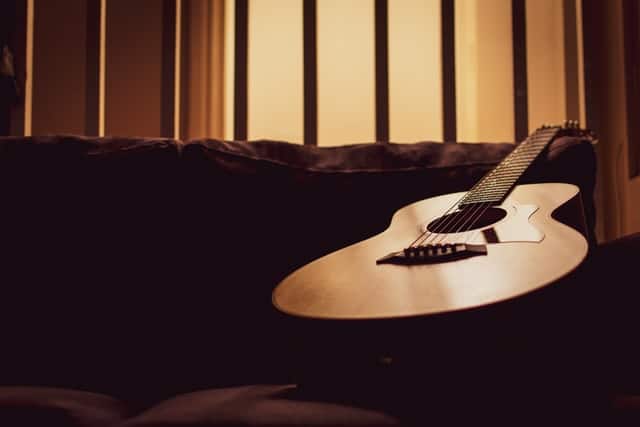 Gitara akustyczna – prezent dla 14-latka na święta