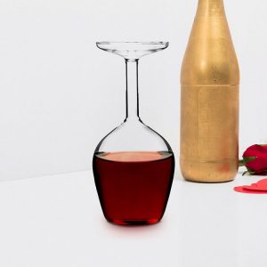 Odwrócony kieliszek do wina – zabawny prezent dla żony