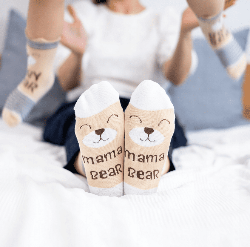 Zabawne skarpetki – śmieszny prezent dla noworodka i mamy