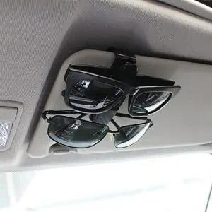Uchwyt na okulary – praktyczny gadżet do auta