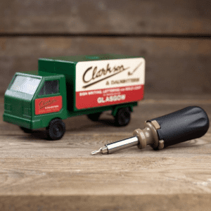 Ciężarówka z narzędziami – zabawny prezent do samochodu
