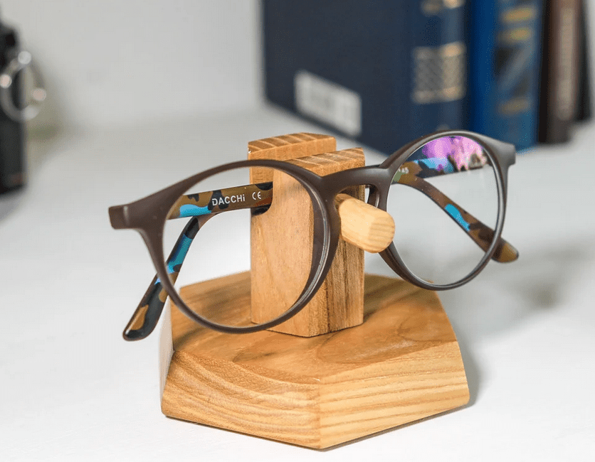 Podstawka na okulary - drobny upominek na 60. urodziny