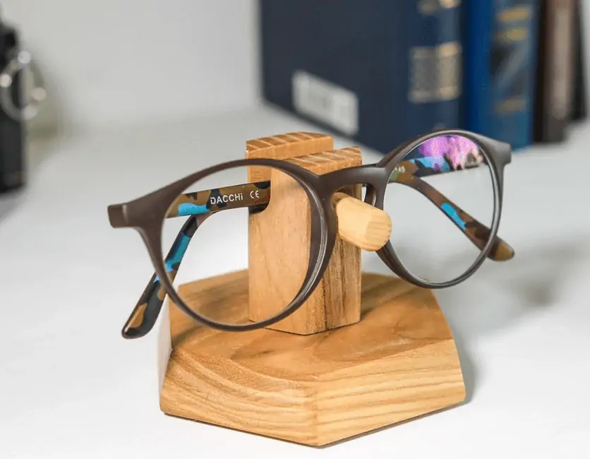 Podstawka na okulary - oryginalny prezent dla emeryta