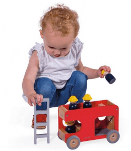 Drewniana straż pożarna - bezpieczna zabawka dla 2-latka
